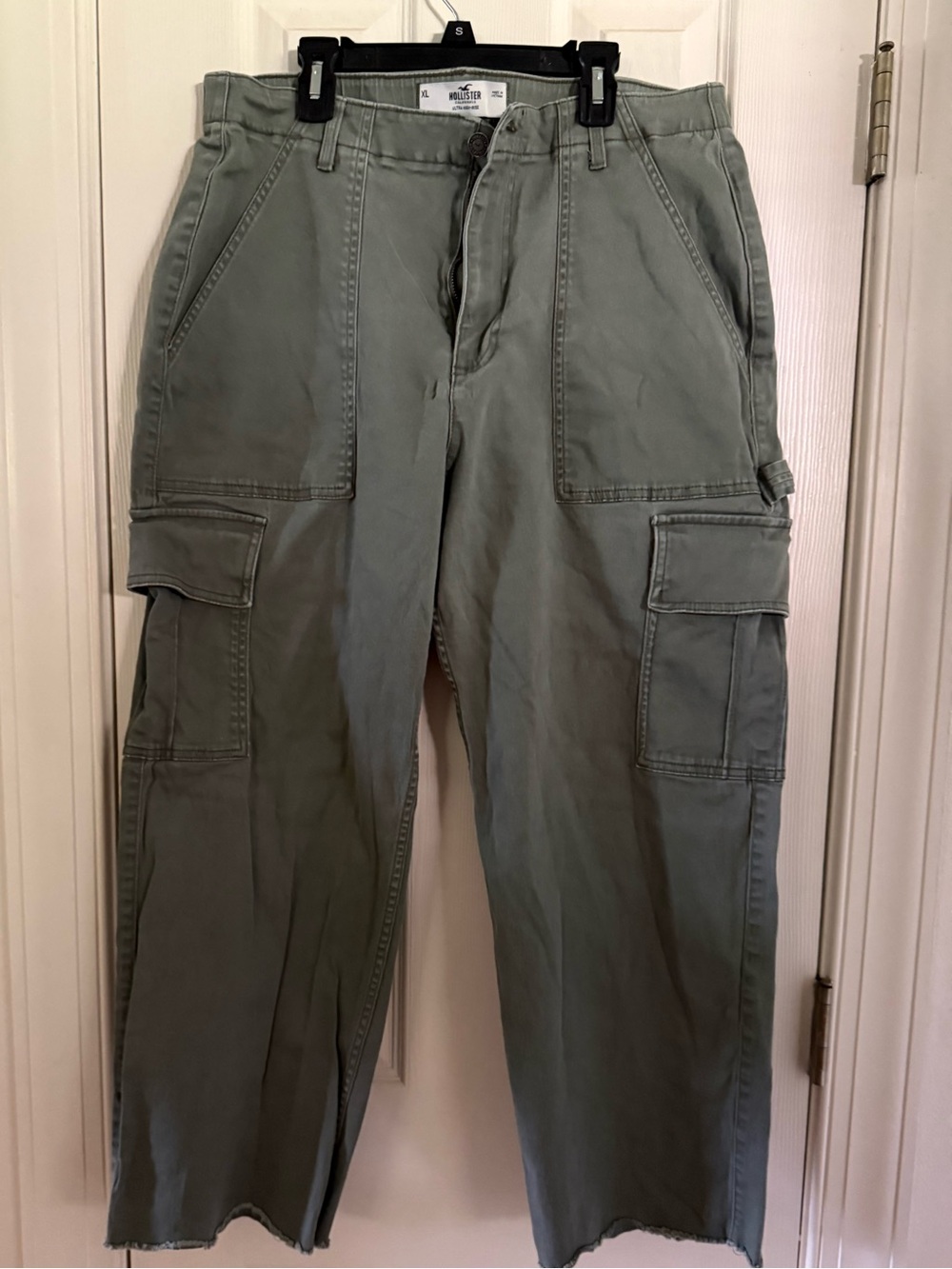 Hollister Olive Green Cargo Pants with Side Utility Pockets